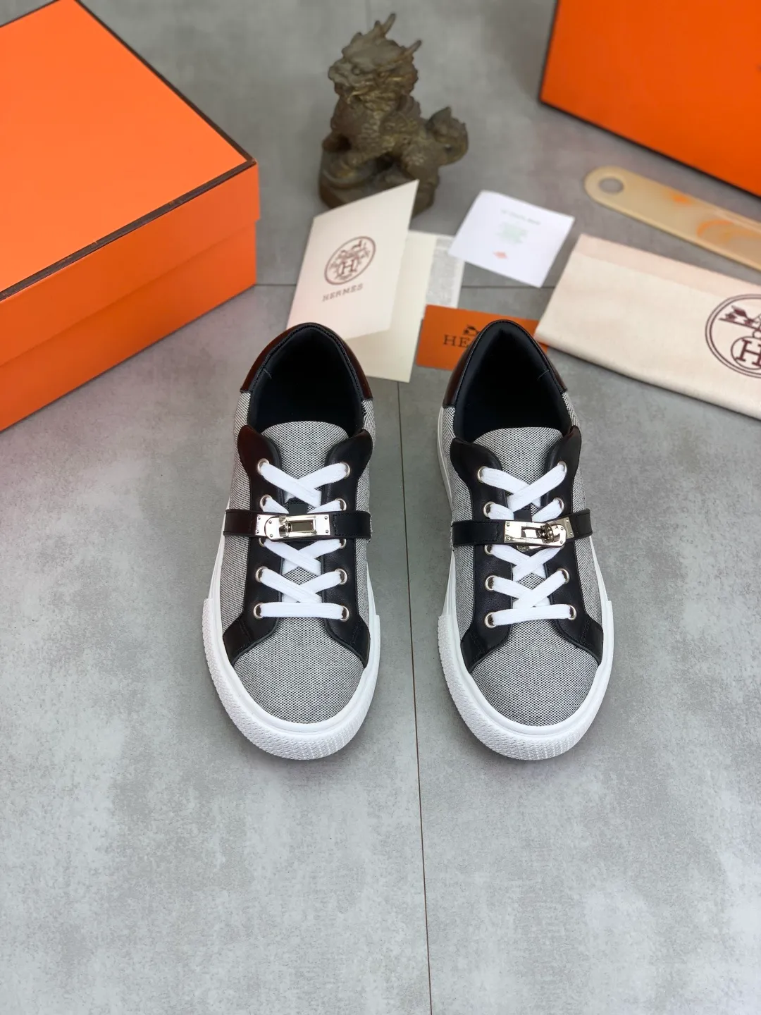Men's men's shoes 💰P640 New Hermes top version Hermès classic couple style #𝐊𝐞𝐥𝐥𝐲 buckle casual white shoes skateboard shoes that will not conflict with shoes at all. Full of unknowns, Hermès rarely produces flat casual shoes and they are paired with classic palladium-plated Kelly shoe buckles! You'll fall in love with it at first sight. It's super versatile and can be worn with any skirt or pants. 🉑️Close your eyes and wear it. It's super noble. Fabric: Specific cowhide/canvas material. Lining: Sheepskin lining. Outsole: Original molded TPU outsole. Size: 35-45.